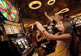 Antarmuka permainan Wolf Gold di ug slot dengan gulungan dan simbol tematik